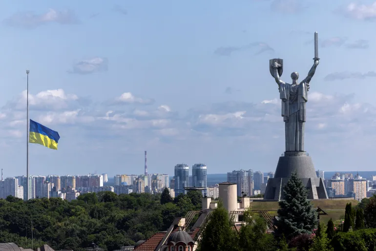 Ukrainian national flag flies at half-mast near the Ukrainian Motherland Monument after Tuesday's deadly Russian missile strike, amid Russia's attack on Ukraine, in Kyiv, Ukraine June 18, 2025. REUTERS/Thomas Peter